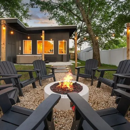 New-Dog Friendly,Hot Tub, Fire-Pit, 1 Mile To Dtwn Villa